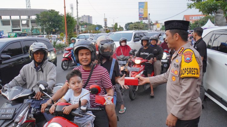 Berkah Ramadhan, Polresta Sidoarjo Bagikan Takjil untuk Masyarakat